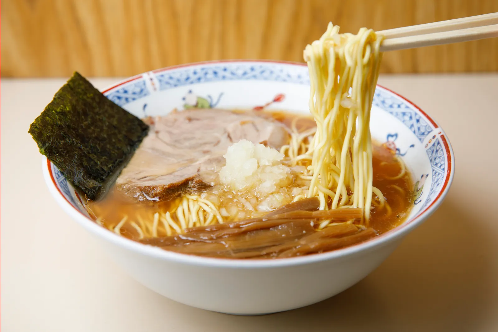 きざみ玉ねぎがのった八王子ラーメン